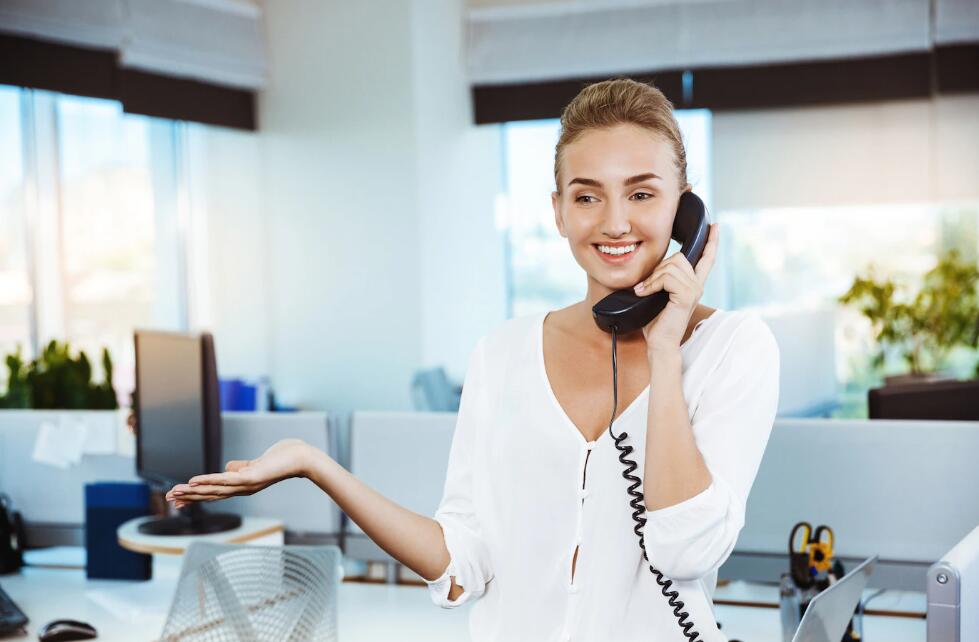 呼叫中心客服系统如何支持呼叫分配和智能路由，以提高效率和响应速度