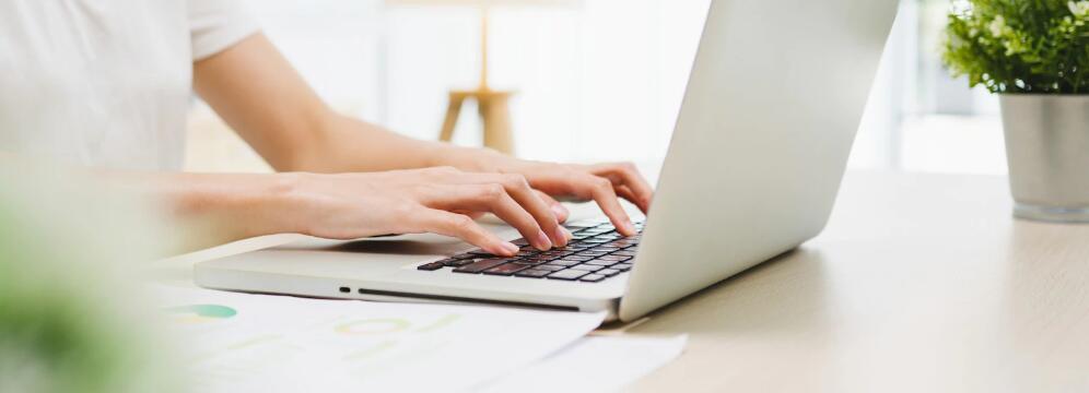 在大型呼叫中心中，如何处理高峰时段的来电量，确保客户等待时间最小化