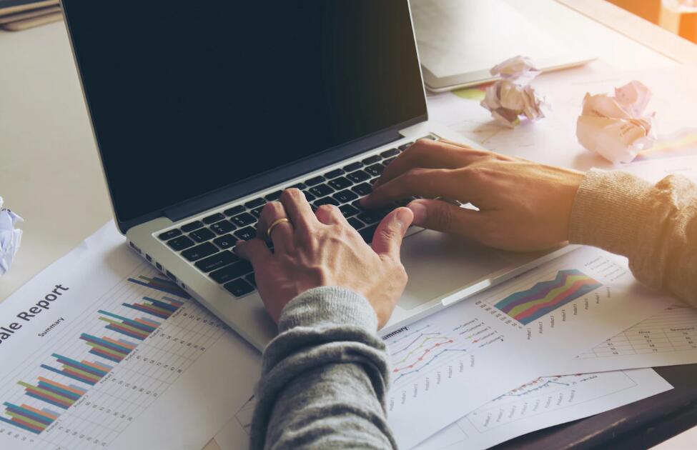 公司如何决定呼叫中心的规模和结构，以满足业务需求和客户期望？