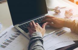 公司如何决定呼叫中心的规模和结构，以满足业务需求和客户期望？