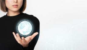 在呼叫中心中，公司如何确保坐席具备必要的产品知识和专业技能，以提供准确和有效的客户支持？