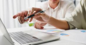 在大规模呼叫中心环境中，中间件如何处理高并发和高负载情况？