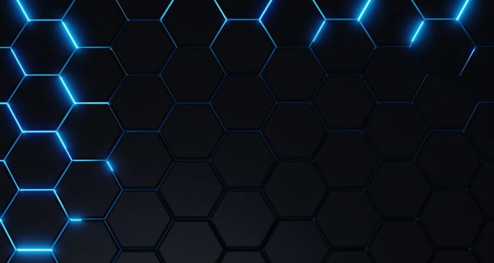 在制定和实施呼叫中心策略时，应如何平衡短期和长期目标