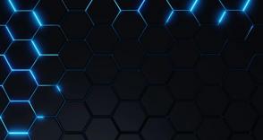 在制定和实施呼叫中心策略时，应如何平衡短期和长期目标