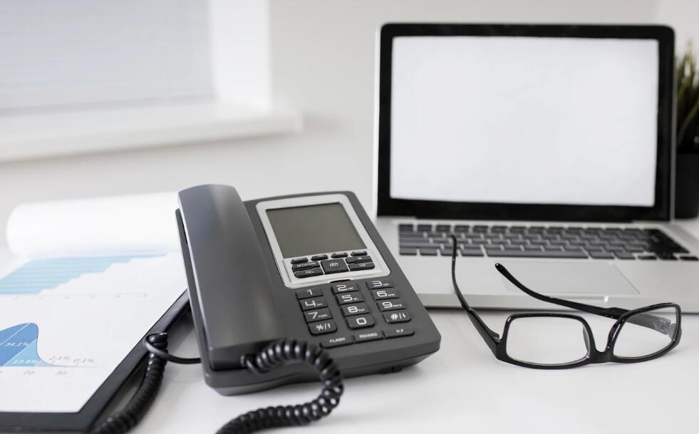 对于不同的行业和客户群体，呼叫中心的服务策略有何差异？