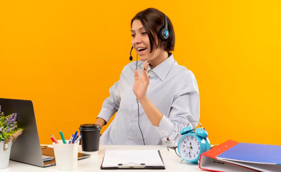 针对客户反馈中存在的问题，客服呼叫中心如何进行持续改进和优化