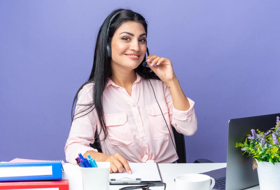 客服型呼叫中心在处理客户投诉时，应该遵循哪些原则和技巧？