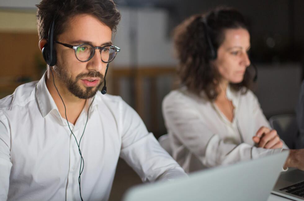 客服型呼叫中心如何处理客户的长时间等待和电话占线问题？