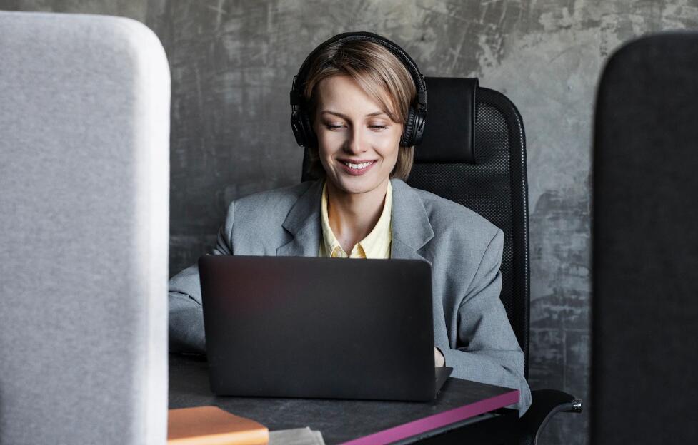 客服型呼叫中心如何对客户进行满意度调查和回访，以改进服务质量？