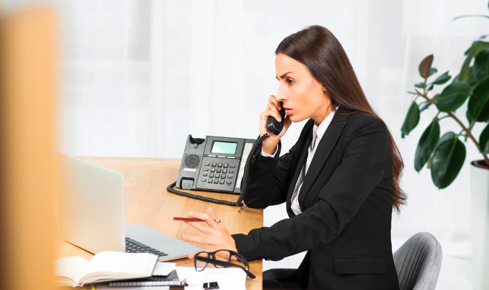 什么因素影响呼叫中心的建设规模？